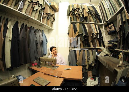 Ein kurdischer Schneider in seiner Werkstatt in Erbil Basar. Stockfoto