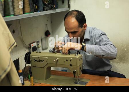 Ein kurdischer Schneider in seiner Werkstatt in Erbil Basar. Stockfoto