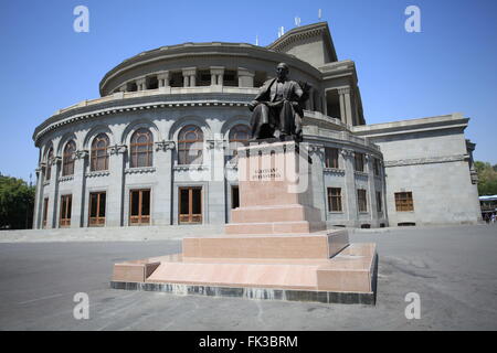 Yerevan Opera Theatre und die Statue von Alexander Spendiaryan Stockfoto