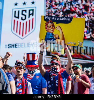 Nashville, Tennessee, USA. 6. März 2016. U.S.-fans während der sie glaubt Cup Frauen International Soccer Match zwischen Frankreich und den Vereinigten Staaten im Nissan-Stadion am 6. März 2016 in Nashville, TN. Jacob Kupferman/CSM Credit: Cal Sport Media/Alamy Live News Stockfoto