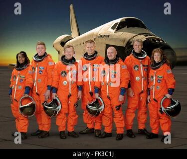 Gruppenbild der STS-121 Space Shuttle Crew Astronauten in orange Start und Eintrag Anzügen am Johnson Space Center 5. April 2006 in Houston, Texas.  Die Crew von L-r: Astronauten Stephanie Wilson, Michael Fossum, Steven Lindsey, Piers Sellers, Mark Kelly, Thomas Reiter und Lisa Nowak. Stockfoto