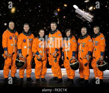 Gruppenbild der STS-125 Space Shuttle Crew Astronauten in orange Start und Eintrag Anzügen am Johnson Space Center 9. Oktober 2007 in Houston, Texas.  Die Crew von L-r: Astronauten Michael Massimino, Michael Good, Gregory Johnson, Scott Altman, Megan McArthur, John Grunsfeld und Andrew J. Feustel. Stockfoto