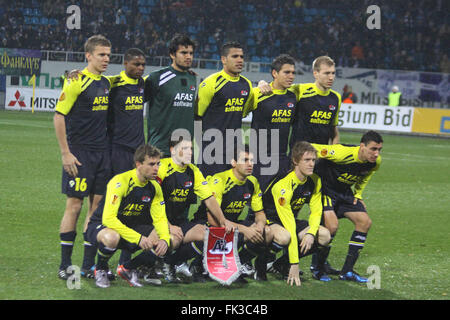 Kiew, UKRAINE - 4. November 2010: AZ Alkmaar Team Pose für ein Gruppenfoto vor UEFA Europa League Spiel gegen den FC Dynamo Kyiv am 4. November 2010 in Kiew, Ukraine Stockfoto