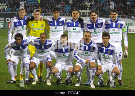 Kiew, UKRAINE - NOVEMBER 4,2010: FC Dynamo Kyiv Team Pose für ein Gruppenfoto vor der UEFA Europa League Spiel gegen AZ Alkmaar am 4. November 2010 in Kiew, Ukraine Stockfoto