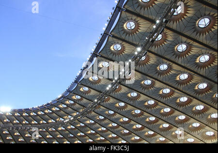 Kiew, UKRAINE - 10. Mai 2012: Nahaufnahme des modernen Dach des Olympiastadions (NSC Olimpijskij) am 10. Mai 2012 in Kiew, Ukraine Stockfoto