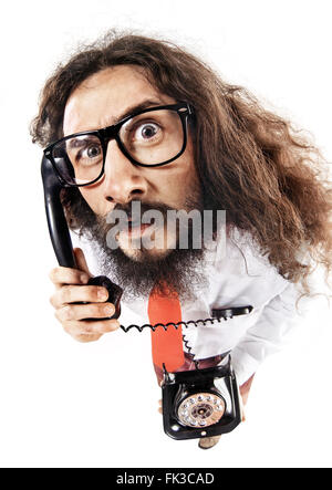 Lustige Porträt von einem Nerd-Mann am Telefon sprechen Stockfoto