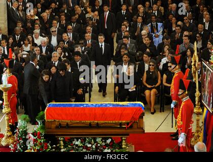 Führenden Politiker der Welt besuchen die Beerdigung des Präsidenten Hugo Chavez in Venezuela 8. März 2013 in Caracas, Venezuela. Mexikanische Präsident Enrique Pena Nieto, gilt in den Gang und der venezolanische Vizepräsident Nicolas Maduro sitzt in der Mitte. Stockfoto