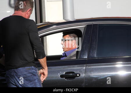 Sylvester Stallone hat einen Chat mit weiblichen Paparazzi weiterverbreitet namens Kat Featuring: Sylvester Stallone wo: Los Angeles, California, Vereinigte Staaten von Amerika bei: 4. Februar 2016 Stockfoto