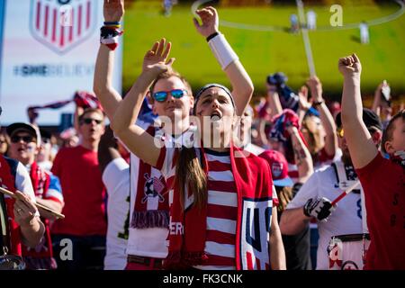 Nashville, Tennessee, USA. 6. März 2016. U.S.-fans während der sie glaubt Cup Frauen International Soccer Match zwischen Frankreich und den Vereinigten Staaten im Nissan-Stadion am 6. März 2016 in Nashville, TN. Jacob Kupferman/CSM Credit: Cal Sport Media/Alamy Live News Stockfoto