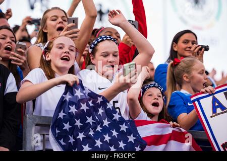 Nashville, Tennessee, USA. 6. März 2016. Young uns Fans während der sie glaubt Cup International Frauenfußball match zwischen Frankreich und den Vereinigten Staaten am Nissan-Stadion am 6. März 2016 in Nashville, TN. Jacob Kupferman/CSM Credit: Cal Sport Media/Alamy Live News Stockfoto