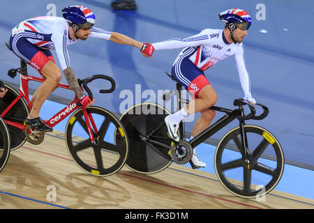 London, UK, 6. März 2016. UCI 2016 Track Cycling World Championships. Großbritanniens Paarung von Sir Bradley Wiggins und Mark Cavendish gewann die Goldmedaille im Herren Madison. Cavendish (rechts) Hand-Schlingen Wiggins (links) ins Rennen. Das Paar gewann zuletzt den Titel im Jahr 2008. Bildnachweis: Clive Jones/Alamy Live-Nachrichten Stockfoto