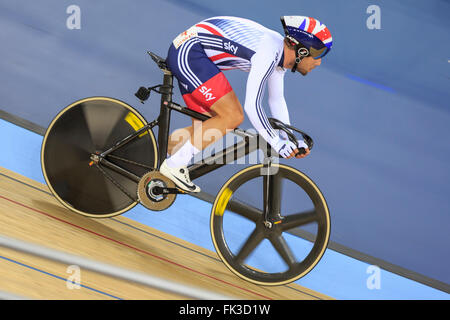 London, UK, 6. März 2016. UCI 2016 Track Cycling World Championships. Großbritanniens Paarung von Sir Bradley Wiggins und Mark Cavendish (dargestellt) gewann die Goldmedaille im Herren Madison. Das Paar gewann zuletzt den Titel im Jahr 2008. Bildnachweis: Clive Jones/Alamy Live-Nachrichten Stockfoto