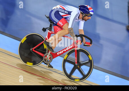 London, UK, 6. März 2016. UCI 2016 Track Cycling World Championships. Großbritanniens Paarung von Sir Bradley Wiggins (gezeigt) und Mark Cavendish gewann die Goldmedaille im Herren Madison. Das Paar gewann zuletzt den Titel im Jahr 2008. Bildnachweis: Clive Jones/Alamy Live-Nachrichten Stockfoto