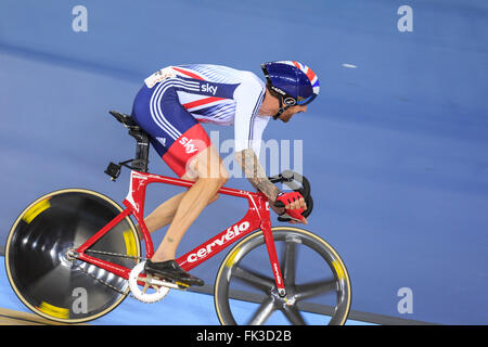 London, UK, 6. März 2016. UCI 2016 Track Cycling World Championships. Großbritanniens Paarung von Sir Bradley Wiggins (gezeigt) und Mark Cavendish gewann die Goldmedaille im Herren Madison. Das Paar gewann zuletzt den Titel im Jahr 2008. Bildnachweis: Clive Jones/Alamy Live-Nachrichten Stockfoto