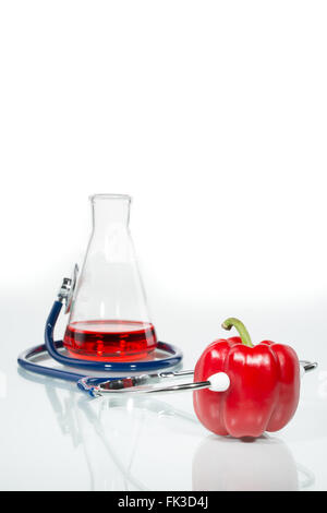 Stethoskop mit einem roten Pfeffer, analytische, Gentechnik Stockfoto