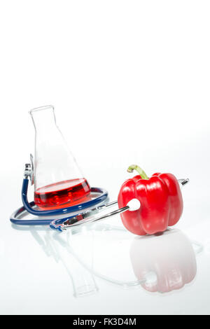 Stethoskop mit einem roten Pfeffer, analytische, Gentechnik Stockfoto