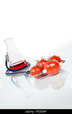 Stethoskop mit Tomaten, analytische, Gentechnik Stockfoto