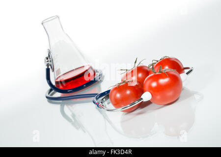 Stethoskop mit Tomaten, analytische, Gentechnik Stockfoto