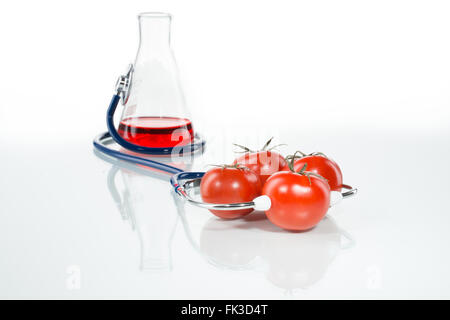 Stethoskop mit Tomaten, analytische, Gentechnik Stockfoto