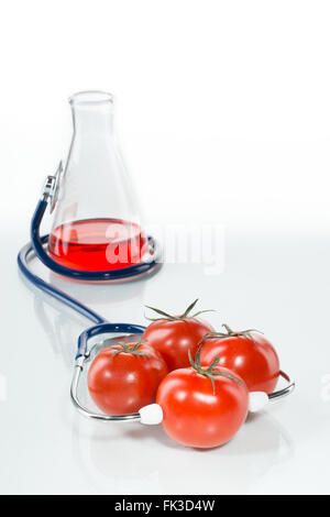 Stethoskop mit Tomaten, analytische, Gentechnik Stockfoto