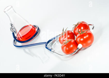 Stethoskop mit Tomaten, analytische, Gentechnik Stockfoto