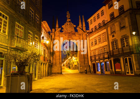 Bogen des neuen Tores in Braga in Portugal in der Weihnachtszeit Stockfoto