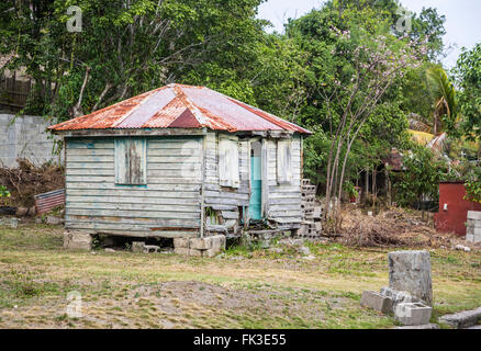 Typische heruntergekommen, mit Brettern vernagelt, baufälligen Holzhaus in Liberta, Süd Antigua, Antigua und Barbuda, Karibik Stockfoto