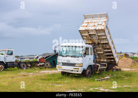 Rosten FAW Automotive Kipper, LKW Ogg Spencers-Schrottplatz, Liberta, Süd Antigua, Antigua und Barbuda, West Indies Stockfoto