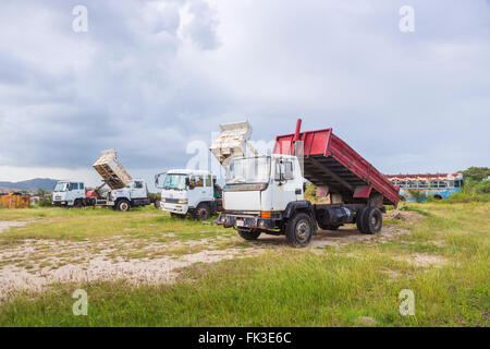 Verfallene Kipper-LKW in Ogg Spencers LKW-Schrottplatz, Liberta, Süd Antigua, Antigua und Barbuda, West Indies Stockfoto