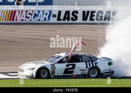 Las Vegas, NV, USA. 6. März 2016. Las Vegas, NV - 6. März 2016: Brad Keselowski (2) gewinnt die Kobalt-400 auf dem Las Vegas Motor Speedway in Las Vegas, NV. Bildnachweis: Csm/Alamy Live-Nachrichten Stockfoto