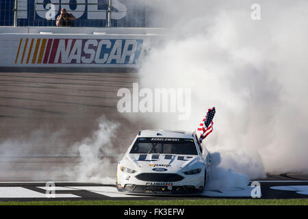 Las Vegas, NV, USA. 6. März 2016. Las Vegas, NV - 6. März 2016: Brad Keselowski (2) gewinnt die Kobalt-400 auf dem Las Vegas Motor Speedway in Las Vegas, NV. Bildnachweis: Csm/Alamy Live-Nachrichten Stockfoto