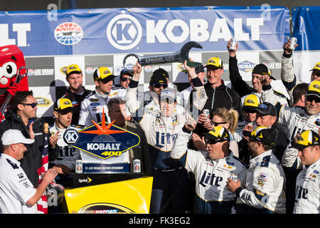 Las Vegas, NV, USA. 6. März 2016. Las Vegas, NV - 6. März 2016: Brad Keselowski (2) gewinnt die Kobalt-400 auf dem Las Vegas Motor Speedway in Las Vegas, NV. Bildnachweis: Csm/Alamy Live-Nachrichten Stockfoto