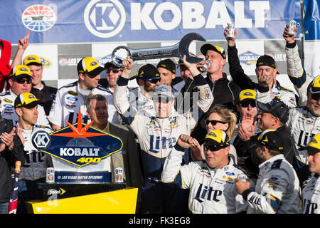 Las Vegas, NV, USA. 6. März 2016. Las Vegas, NV - 6. März 2016: Brad Keselowski (2) gewinnt die Kobalt-400 auf dem Las Vegas Motor Speedway in Las Vegas, NV. Bildnachweis: Csm/Alamy Live-Nachrichten Stockfoto