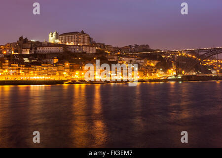 Blick auf die Altstadt von Porto in Portugal am Abend Stockfoto