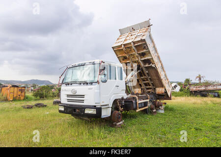 Rosten FAW Automotive Kipper, LKW Ogg Spencers-Schrottplatz, Liberta, Süd Antigua, Antigua und Barbuda, West Indies Stockfoto