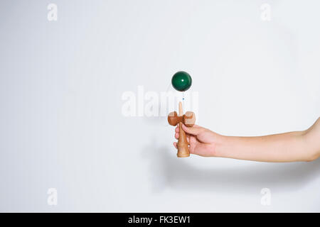 Japanische junge Mann spielt mit Kendama Stockfoto