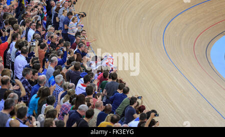 London, UK, 6. März 2016. UCI 2016 Track Cycling World Championships. Großbritanniens Laura Kenny (Laura Trott) feiert nach dem Gewinn der Frauen Omnium. Sie findet und schmiegt sich an ihre Mutter, Glenda Trott, in der Menge. Bildnachweis: Clive Jones/Alamy Live-Nachrichten Stockfoto