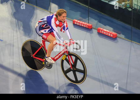 London, UK, 6. März 2016. UCI 2016 Track Cycling World Championships. Großbritanniens Laura Kenny (Laura Trott), mit einem Anschluß-Markierungsfahne drapiert um sie herum, feiert nach dem Gewinn der Frauen Omnium. Bildnachweis: Clive Jones/Alamy Live-Nachrichten Stockfoto