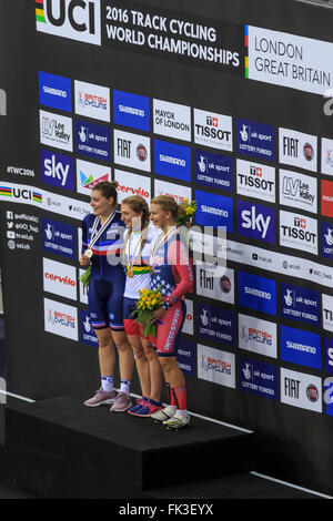 London, UK, 6. März 2016. UCI 2016 Track Cycling World Championships. Das Podium für die Frauen Omnium vorgestellten Laura Kenny (Laura Trott) (Großbritannien, Zentrum, Gold), Laurie Berthon (Frankreich, links, Silber) und Sarah Hammer (USA, rechts, Bronze). Bildnachweis: Clive Jones/Alamy Live-Nachrichten Stockfoto