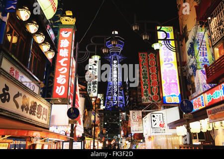 Nachtansicht des Shin Sekai Bereich, Osaka, Japan Stockfoto