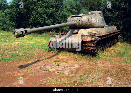 Schwere sowjetische Panzer IS-2 angezeigt im technischen Militärmuseum in Lešany, Tschechische Republik. Das Modell wurde nach sowjetischen Diktators Joseph Stalin IS-2 benannt. Stockfoto