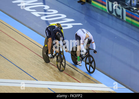 London, UK, 6. März 2016. UCI 2016 Track Cycling World Championships. Deutschlands Joachim Eilers (rechts) gewann die Goldmedaille im Finale der Herren Keirin, schlug Neuseelands Edward Dawkins (links, Silber) und Malaysias Azizulhasni Awang (Mitte, hinter Dawkins, Bronze). Bildnachweis: Clive Jones/Alamy Live-Nachrichten Stockfoto