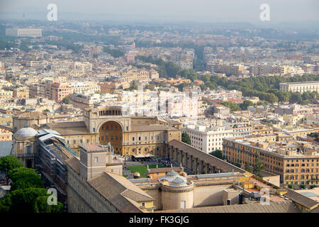 Die Vatikanischen Museen steht im Vordergrund dieser Ansicht über die Stadt Rom, Italien. Stockfoto