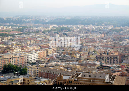 Am frühen Morgen Blick über die Dächer von der schönen Stadt Rom, Italien. Ein Nebel hängt in der Luft über den fernen Bergen Stockfoto