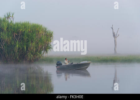 Fischer in den frühen Morgennebel, gelbe Wasser Billabong, Kakadu-Nationalpark, Northern Territory, NT, Australien Stockfoto