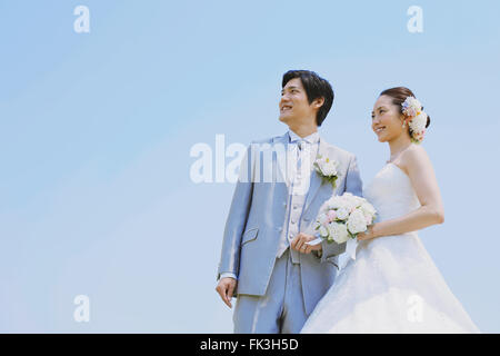 Japanische Braut und Bräutigam in einem Stadtpark Stockfoto
