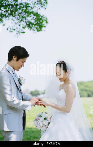 Japanische Braut und Bräutigam in einem Stadtpark Stockfoto