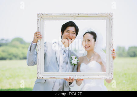 Japanische Braut und Bräutigam in einem Stadtpark Stockfoto