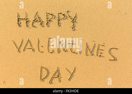 Happy Valentines Day - Text geschrieben am Sandstrand. Stockfoto