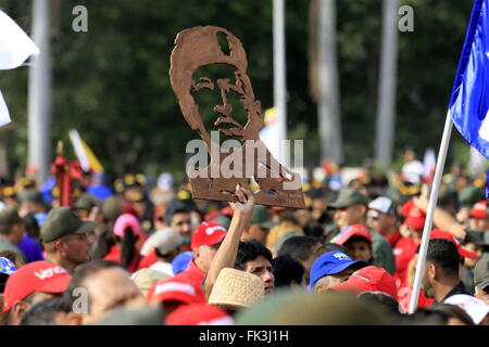 Caracas. 6. März 2016. Ein Mann hält eine Skulptur von Hugo Chavez während einer Parade anlässlich des 3. Jahrestages der späten Venezuelas Präsident Hugo Chavez Tod, in Caracas 6. März 2016. Laut Lokalpresse, Venezolaner Demonstated aus dem Militär-Krankenhaus an der Militärakademie route dasselbe als die Parade vor drei Jahren mit den Sarg mit den sterblichen Überresten von Hugo Chavez. Bildnachweis: Fausto Torrealba/AVN/Xinhua/Alamy Live-Nachrichten Stockfoto